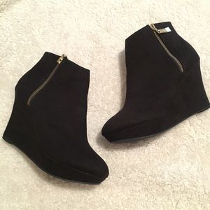 NWOT Christian Siriano Wedge Booties